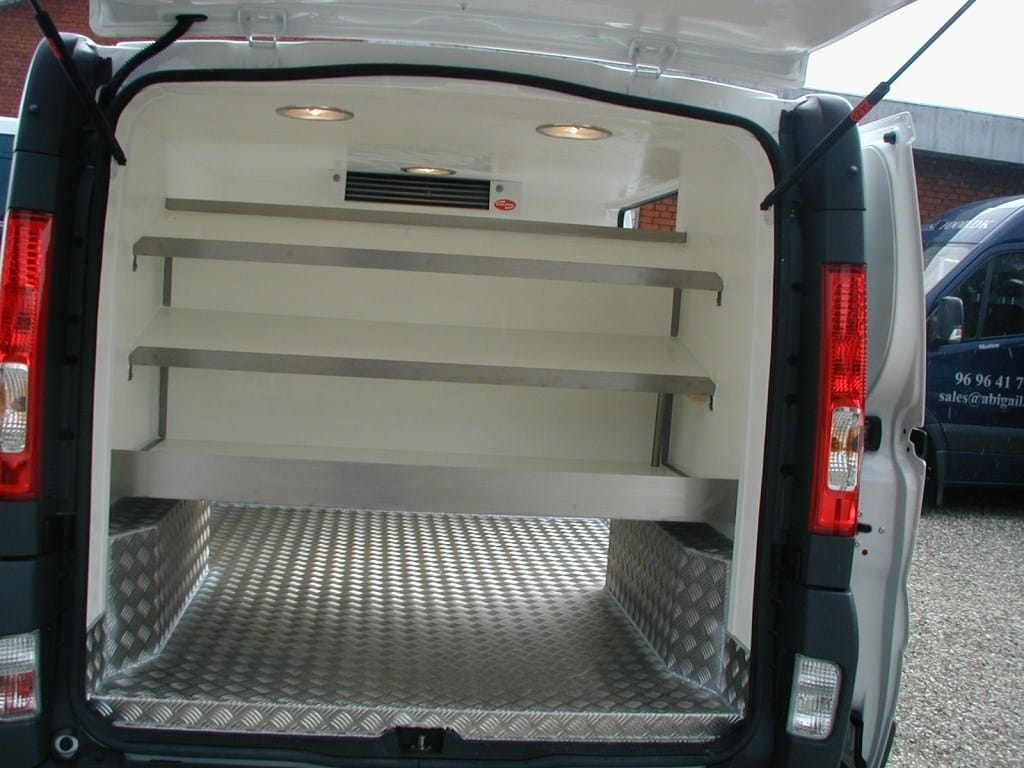 Hylder til salg fra bil