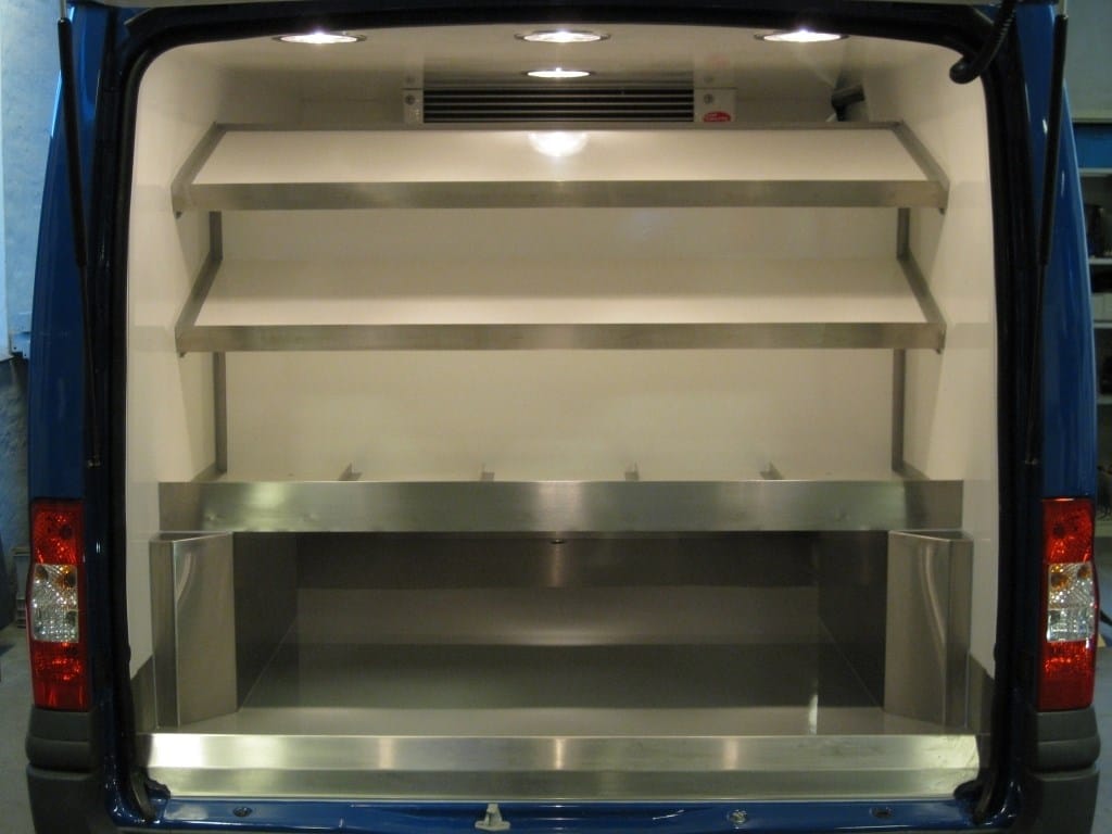 Hylder til salg fra bil