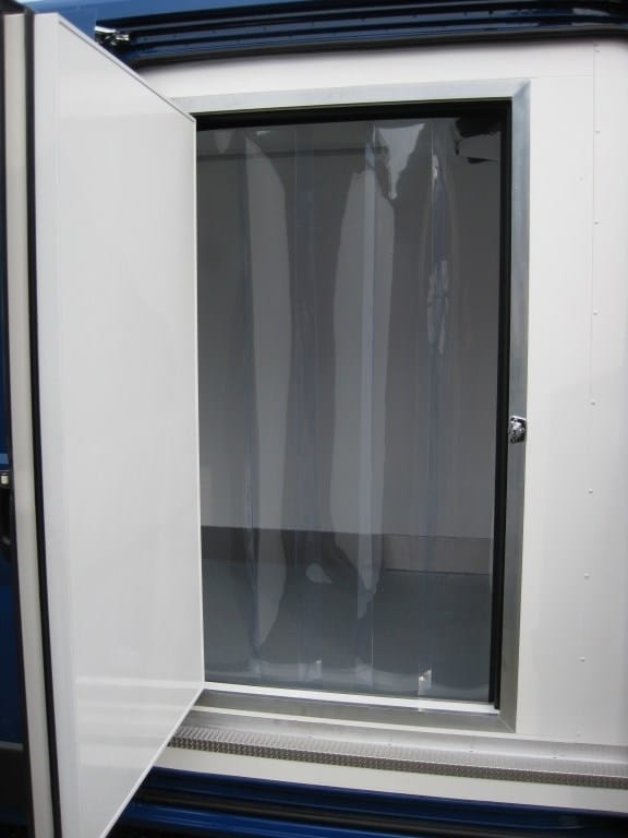 Låge lavet ved skydedøre på frostbil med